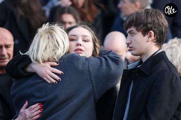 Milla Savarese, la fille de la défunte, Maël Ferracci, le beau-fils de l'actrice à la sortie des obsèques d'Emilie Dequenne au cimetière Père Lachaise à Paris, France, le 26 mars 2025. © Cyril Moreau/Bestimage