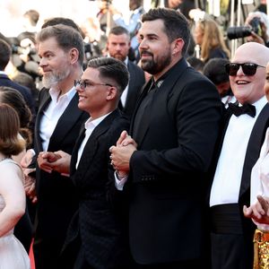 Clovis Cornillac, Artus, Alice Belaidi et l'équipe du film "Un p'tit truc en plus" - Montée des marches du film « Le comte de Monte-Cristo » lors du 77ème Festival International du Film de Cannes, au Palais des Festivals à Cannes. Le 22 mai 2024
© Jacovides-Moreau / Bestimage