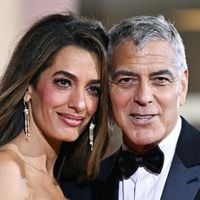 George Clooney à Venise avec sa femme Amal : elle affiche ses jambes musclées dans une pièce haute couture vintage et française