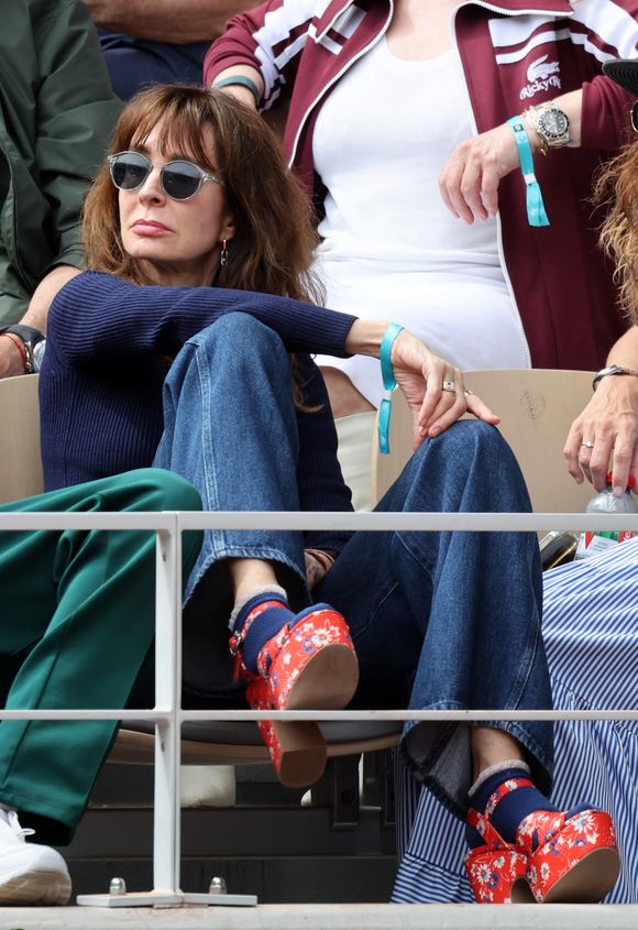 Anne Parillaud dans les tribunes lors des Internationaux de France de Tennis de Roland Garros 2025. Paris, le 1er Juin 2025. © Dominique Jacovides/Bestimage
