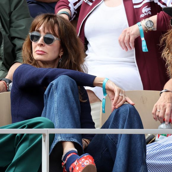 Anne Parillaud dans les tribunes lors des Internationaux de France de Tennis de Roland Garros 2025. Paris, le 1er Juin 2025. © Dominique Jacovides/Bestimage