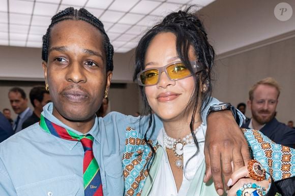 Rihanna a officialisé sa troisième grossesse à l'occasion du Met, à New York, en mai dernier. 

ASAP Rocky et sa compagne Rihanna, enceinte, au Front Row au défilé DIOR de la mode homme Printemps/Été 2026 dans le cadre de la Fashion Week de Paris à l'Hôtel National des Invalides, Place Vauban, à Paris, France, le 27 juin 2025. © Olivier Borde/Bestimage