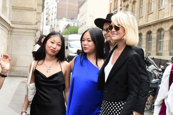 Laeticia Hallyday et ses filles Jade et Joy à leur arrivée au mariage de Claude Lelouch à la mairie du 18ème à Paris. © Agence / Bestimage