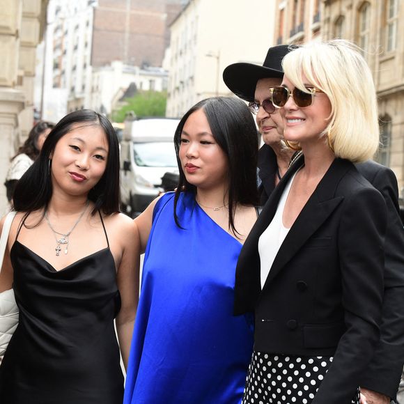 Laeticia Hallyday et ses filles Jade et Joy à leur arrivée au mariage de Claude Lelouch à la mairie du 18ème à Paris. © Agence / Bestimage