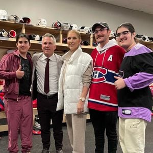 Celine Dion avec ses 3 fils, René-Charles, Eddy et Nelson, a un match de hockey sur glace en novembre 2023.