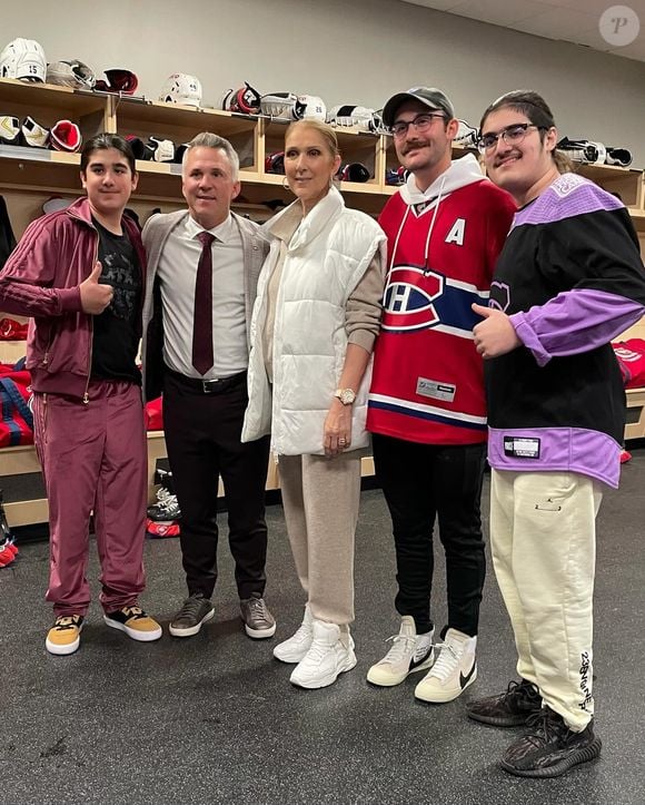Celine Dion avec ses 3 fils, René-Charles, Eddy et Nelson, a un match de hockey sur glace en novembre 2023.