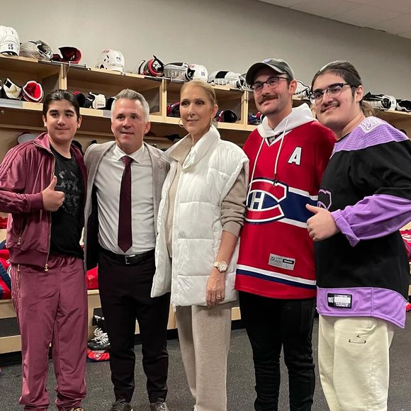 Celine Dion avec ses 3 fils, René-Charles, Eddy et Nelson, a un match de hockey sur glace en novembre 2023.