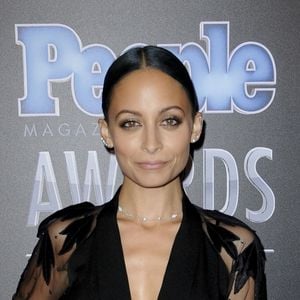 Loin des robes à fleurs et des boucles blondes de son enfance, elle arbore désormais un look assumé avec des cheveux noirs et un maquillage prononcé.

Nicole Richie - Soirée "People Magazine Awards" à Los Angeles le 18 décembre 2014.
Bestimage