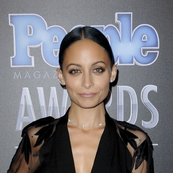 Loin des robes à fleurs et des boucles blondes de son enfance, elle arbore désormais un look assumé avec des cheveux noirs et un maquillage prononcé.

Nicole Richie - Soirée "People Magazine Awards" à Los Angeles le 18 décembre 2014.
Bestimage