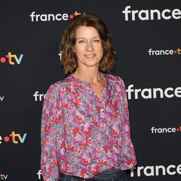 Carole Gaessler au photocall pour la conférence de presse de rentrée de France TV à la Grande Halle de la Villette à Paris, France, le 11 juillet 2023. © Coadic Guirec/Bestimage