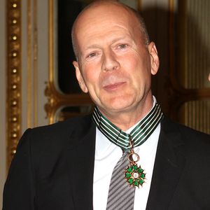 Bruce Willis reçoit les insignes de commandeur de l'ordre des Arts et des Lettres des mains d'Aurélie Filippetti, ministre de la Culture et de la Communication 2013 VEEREN / BESTIMAGE