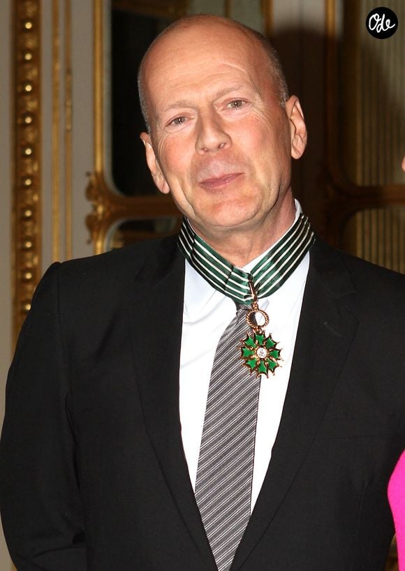 Bruce Willis reçoit les insignes de commandeur de l'ordre des Arts et des Lettres des mains d'Aurélie Filippetti, ministre de la Culture et de la Communication 2013 VEEREN / BESTIMAGE