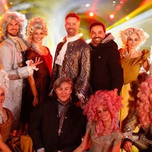 Exclusif - Emmanuel Moire, Kamel Ouali et la troupe de la comédie musicale "Le Roi Soleil" - Tournage de l'émission "La grande soirée du 31 décembre de Paris" au Musée du Quai Branly à Paris, diffusée le 31 décembre sur France 2 © Christophe Clovis / Bestimage