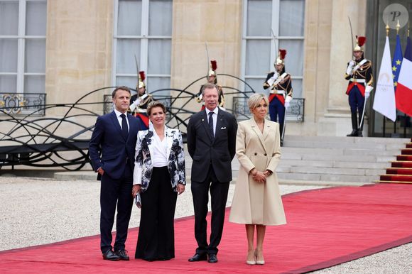Un lieu qui doit parler à Emmanuel et Brigitte Macron puisqu'il donne sur le Fort de Brégançon, résidence présidentielle où ils se rendent tous les étés également 

Emmanuel Macron, le Grand-duc de Luxembourg et la Grande Duchesse Maria-Teresa, Brigitte Macron - Emmanuel Macron, Président de la République Française, et la Première dame Brigitte Macron, accueillent les chefs d'Etat et de gouvernement présents à Paris pour la cérémonie d'ouverture des Jeux Olympiques de Paris 2024 (JO). Cette réception sera l'occasion pour la France de délivrer un message de paix et de tolérance alors que 10500 athlètes du monde entier seront réunis pour participer au plus grand événement sportif international. Paris, le 26 juillet 2024. © Dominique Jacovides - Pierre Perusseau / Bestimage