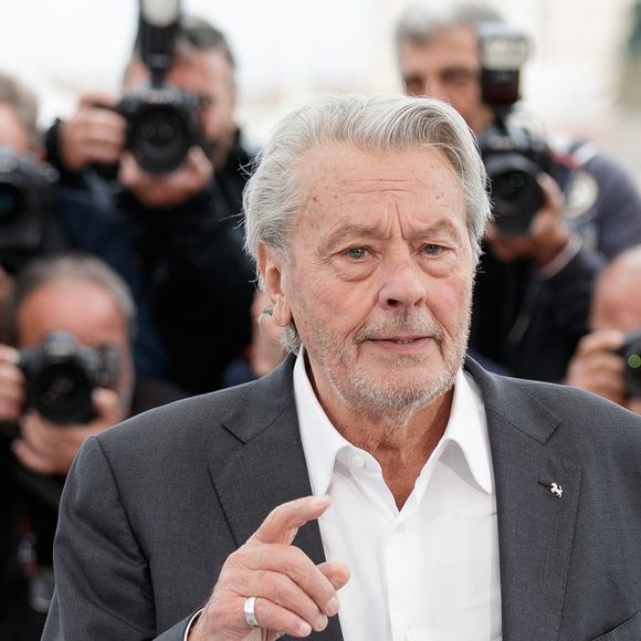 Une audience “de relais” se tient pour vérifier si Alain Delon était en pleine possession de ses capacités mentales lorsqu’il a désigné Anouchka Delon héritière de son droit moral.

Photocall de la Palme d'or d'honneur à Alain Delon lors du 72ème Festival International du film de Cannes. 
© Jacovides-Moreau / Bestimage
