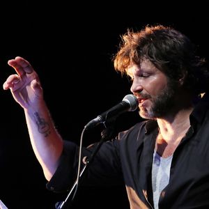 Bertrand Cantat (ex-membre du groupe "Noir Désir" et actuel membre du groupe "Détroit") a fait une pause dans sa carrière musicale et s'est lancé dans une tournée de lecture de textes poétiques avec deux musiciens autour de lui en 2016. 

© Patrick Bernard/ Bestimage