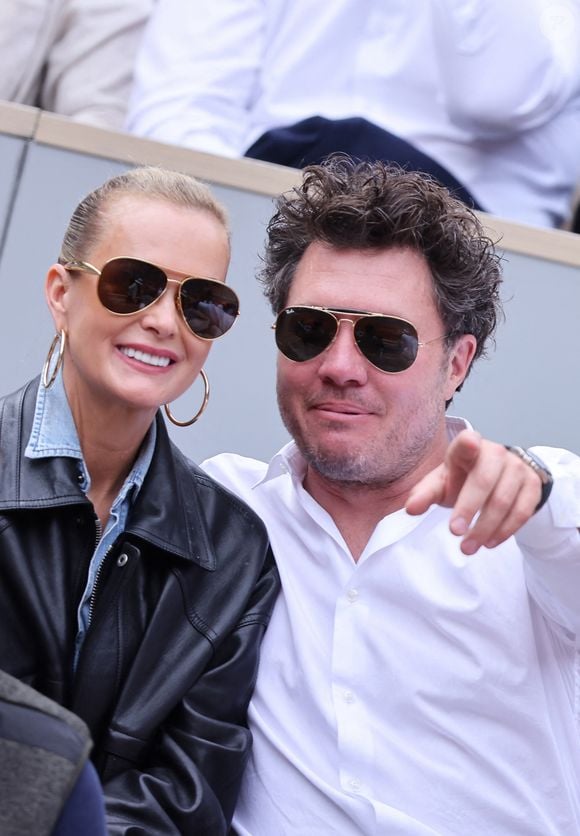 Laeticia Hallyday et son compagnon Frédéric Suant très amoureux dans les tribunes lors des Internationaux de France de Tennis de Roland Garros 2025, à Paris, France, le 26 mai 2025. © Jacovides-Moreau/Bestimage