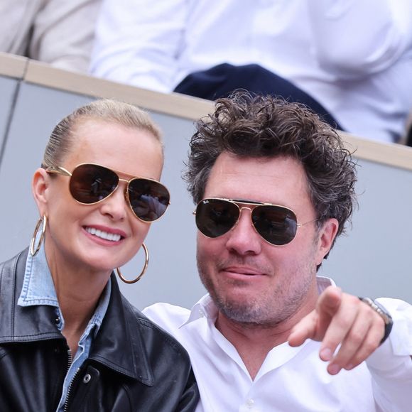 Laeticia Hallyday et son compagnon Frédéric Suant très amoureux dans les tribunes lors des Internationaux de France de Tennis de Roland Garros 2025, à Paris, France, le 26 mai 2025. © Jacovides-Moreau/Bestimage