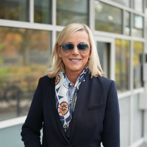 "Après avoir passé son bac à Aix, elle s’est inscrite en fac de médecine à Lyon. C’était en 1984. À l’époque, elle rêvait de devenir chirurgienne. Mais elle a complètement raté sa première année", confiait-il

Exclusif - Laurence Ferrari passe devant les studios Rive Gauche à Paris le 5 novembre 2025.
© Anne-sophie Guebey / Bestimage