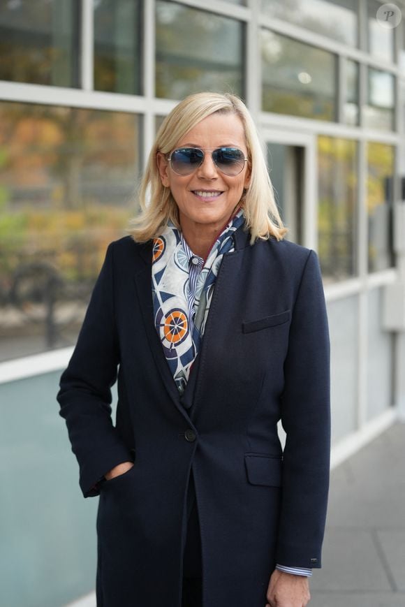 "Après avoir passé son bac à Aix, elle s’est inscrite en fac de médecine à Lyon. C’était en 1984. À l’époque, elle rêvait de devenir chirurgienne. Mais elle a complètement raté sa première année", confiait-il

Exclusif - Laurence Ferrari passe devant les studios Rive Gauche à Paris le 5 novembre 2025.
© Anne-sophie Guebey / Bestimage