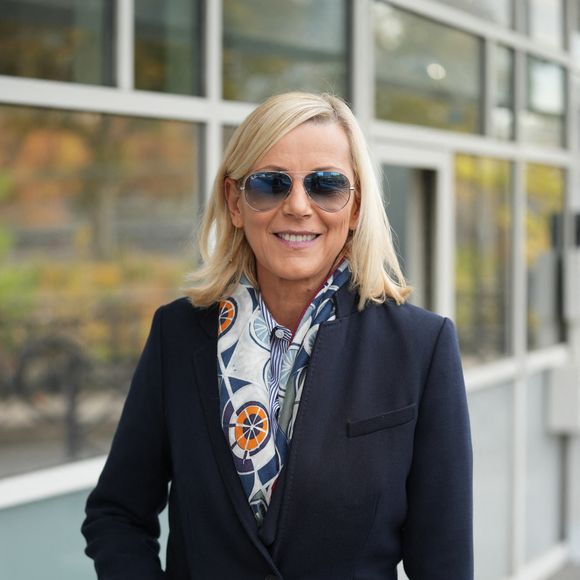 "Après avoir passé son bac à Aix, elle s’est inscrite en fac de médecine à Lyon. C’était en 1984. À l’époque, elle rêvait de devenir chirurgienne. Mais elle a complètement raté sa première année", confiait-il

Exclusif - Laurence Ferrari passe devant les studios Rive Gauche à Paris le 5 novembre 2025.
© Anne-sophie Guebey / Bestimage