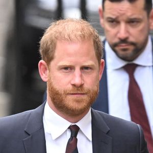 Il a visité le Superhumans Center, une clinique orthopédique dont le but est de soigner et d’accompagner à la réhabilitation des blessés et des civils de la guerre.

Le prince Harry, duc de Sussex au 2ème jour de son appel de la décision de la Haute Cour sur la question de savoir s'il a droit à des gardes du corps armés payés par le contribuable, le 9 avril 2025. Backgrid UK/ Bestimage