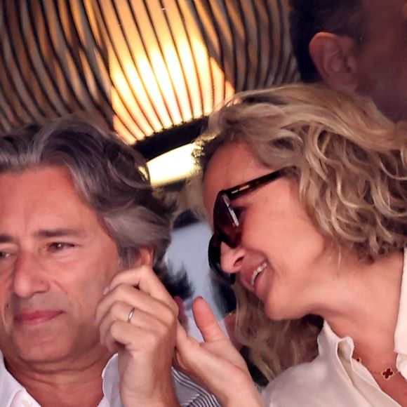 Laurent Solly et sa femme Caroline Roux - Célébrités dans les tribunes de la finale homme des Internationaux de France de tennis de Roland Garros 2024 à Paris le 9 juin 2024. © Jacovides-Moreau/Bestimage