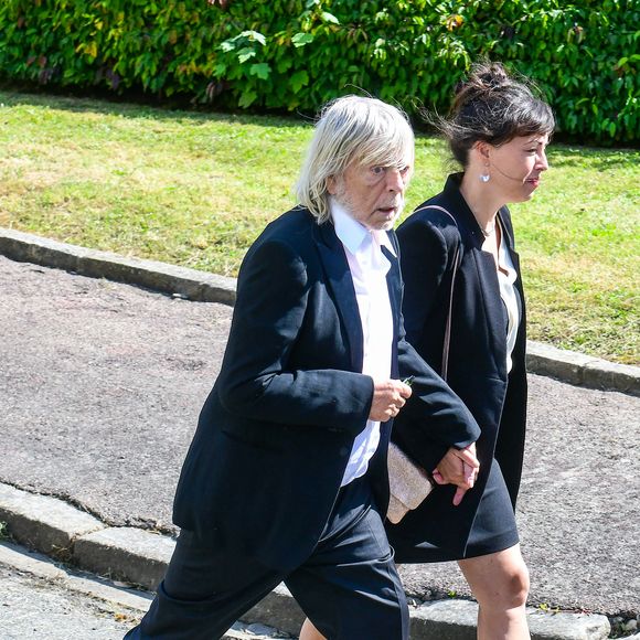 Le chanteur Renaud (Renaud Séchan) et sa compagne Cerise (de son vrai prénom Christine) - Mariage d'Hugues Aufray et de Murielle Mégevand à la mairie de Marly-Le Roy, France, le 2 septembre 2023.