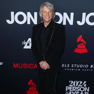 Après environ 1 h 30 de spectacle dans la mythique salle du Madison Square Garden, le chanteur de 64 ans a annoncé qu'il ne pourrait pas poursuivre la représentation

Jon Bon Jovi - Photocall du 2024 MusiCares person Of The Year qui honore Jon Bon Jovi au Convention Center de Los Angeles le 2 février 2024 @Backgrid USA / Bestimage