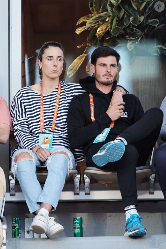 Exclusif - Alizé Cornet et son nouveau compagnon en tribune lors des Internationaux de France de tennis de Roland Garros 2023 à Paris le 30 mars 2023. © Jacovides-Moreau/Bestimage