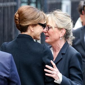 Carla Bruni et Claude Chirac aux funérailles de B. Chirac à la basilique Sainte-Clotilde à Paris (7e) le 12 juin 2026. L’ancienne première dame de France est décédée le 5 juin 2026 à l’âge de 93 ans. 
© Jacovides / Liewig / Bestimage