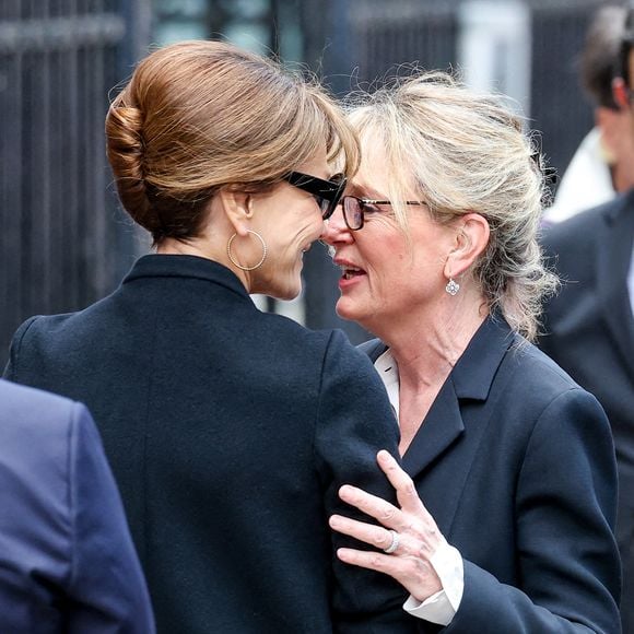 Carla Bruni et Claude Chirac aux funérailles de B. Chirac à la basilique Sainte-Clotilde à Paris (7e) le 12 juin 2026. L’ancienne première dame de France est décédée le 5 juin 2026 à l’âge de 93 ans. 
© Jacovides / Liewig / Bestimage