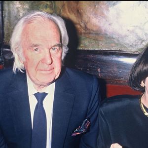 Mais sa star restera Mireille qui décidera, à la disparition de Johnny Stark en 1989, de l'inhumer dans le caveau de la famille Mathieu en Avignon. 

Mireille Mathieu et son manager Johnny Stark lors d'une soirée © Bertrand Rindoff Petroff Bestimage