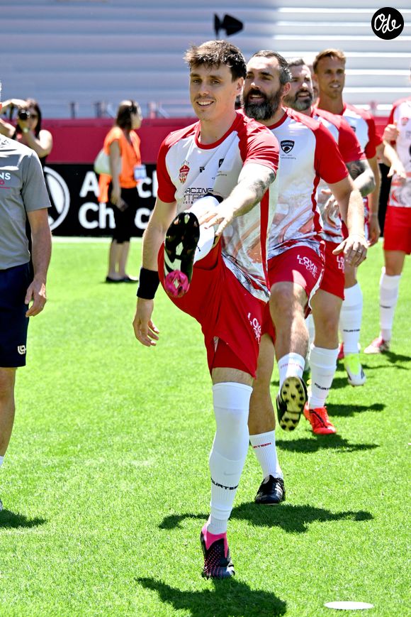 Louis Ducruet (président des Barbagiuans) lors du match de football caritatif au stade Louis II de Monaco opposant les Barbagiuans aux pilotes de l'équipe Nazionale Piloti dans le cadre de la "Racing Stars Football Cup" le 3 juin 2026.
Depuis 35 ans, des pilotes automobiles participent chaque année à un match de football caritatif organisé à Monaco. Ce " match des pilotes " a accueilli tous les plus grands de la Formule 1, y compris Michael Schumacher. En 2025, une nouvelle mouture a vu le jour, la Racing Stars Football Cup, sous la houlette de Louis Ducruet, le fils de la princesse Stéphanie. Ce 3 juin 2026, avait lieu la deuxième édition de l'événement caritatif, organisé au profit de deux associations.
Les fonds récoltés lors de l'événement seront reversés à deux associations. La première est " Mercy Ships ", qui déploie des navires-hôpitaux afin d'offrir des soins chirurgicaux gratuits en Afrique. La seconde association est " Les Soins de l'espoir ", qui est engagée auprès d'enfants et d'adultes défavorisés en Asie du Sud-Est, notamment au Vietnam.
Les Barbagiuans ont remporté le match 6 - 2

© Bruno Bebert / Bestimage
