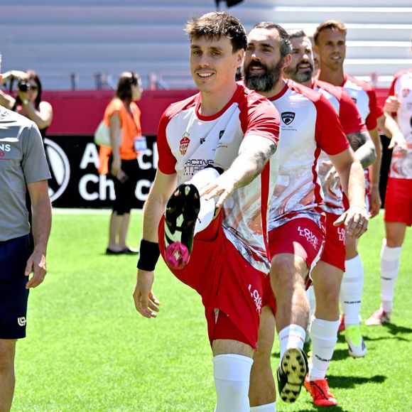 Louis Ducruet (président des Barbagiuans) lors du match de football caritatif au stade Louis II de Monaco opposant les Barbagiuans aux pilotes de l'équipe Nazionale Piloti dans le cadre de la "Racing Stars Football Cup" le 3 juin 2026.
Depuis 35 ans, des pilotes automobiles participent chaque année à un match de football caritatif organisé à Monaco. Ce " match des pilotes " a accueilli tous les plus grands de la Formule 1, y compris Michael Schumacher. En 2025, une nouvelle mouture a vu le jour, la Racing Stars Football Cup, sous la houlette de Louis Ducruet, le fils de la princesse Stéphanie. Ce 3 juin 2026, avait lieu la deuxième édition de l'événement caritatif, organisé au profit de deux associations.
Les fonds récoltés lors de l'événement seront reversés à deux associations. La première est " Mercy Ships ", qui déploie des navires-hôpitaux afin d'offrir des soins chirurgicaux gratuits en Afrique. La seconde association est " Les Soins de l'espoir ", qui est engagée auprès d'enfants et d'adultes défavorisés en Asie du Sud-Est, notamment au Vietnam.
Les Barbagiuans ont remporté le match 6 - 2

© Bruno Bebert / Bestimage