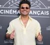 Une expérience loin d'être de tout repos puisqu'il "s'est retrouvé malgré lui au milieu d'une histoire familiale compliquée”.

 Kev Adams au photocall de la cérémonie de clôture de de la 5ème édition du Festival du Cinéma Français & Gastronomie (7ème art et gastronomie), à à Aix-les-Bains, France, le 6 juin 2026. © Denis Guignebourg/Bestimage
