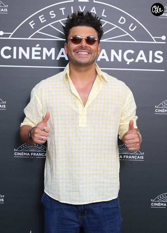 Une expérience loin d'être de tout repos puisqu'il "s'est retrouvé malgré lui au milieu d'une histoire familiale compliquée”.

 Kev Adams au photocall de la cérémonie de clôture de de la 5ème édition du Festival du Cinéma Français & Gastronomie (7ème art et gastronomie), à à Aix-les-Bains, France, le 6 juin 2026. © Denis Guignebourg/Bestimage