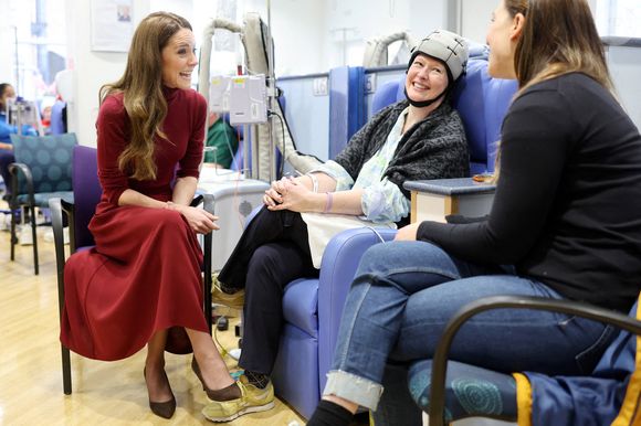 La princesse de Galles s'entretient avec Katherine Field lors d'une visite au Royal Marsden Hospital, à Londres, où elle a reçu son traitement contre le cancer, afin de remercier personnellement le personnel pour les soins qu'il lui a prodigués. Le prince et la princesse de Galles sont devenus les parrains conjoints du Royal Marsden NHS Foundation Trust, l'hôpital spécialisé dans le traitement du cancer qui accueille chaque année plus de 59 000 patients du NHS et du secteur privé. Londres, Royaume-Uni, le mardi 14 janvier 2025. ©Chris Jackson/PA Wire/ABACAPRESS.COM