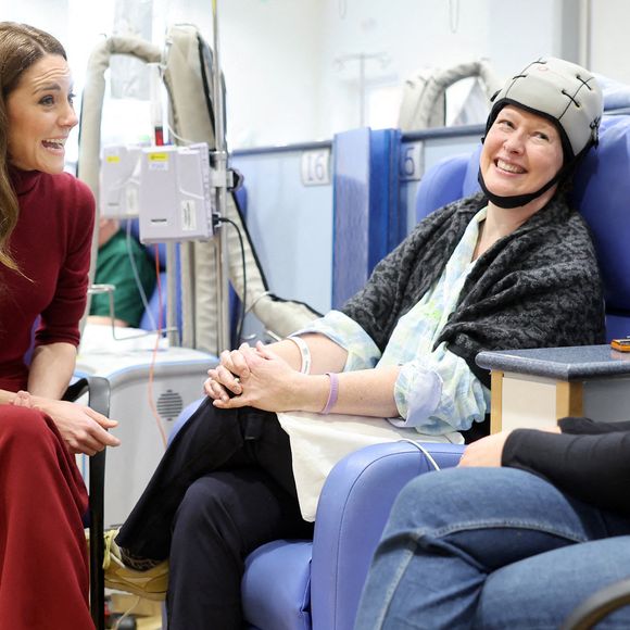 La princesse de Galles s'entretient avec Katherine Field lors d'une visite au Royal Marsden Hospital, à Londres, où elle a reçu son traitement contre le cancer, afin de remercier personnellement le personnel pour les soins qu'il lui a prodigués. Le prince et la princesse de Galles sont devenus les parrains conjoints du Royal Marsden NHS Foundation Trust, l'hôpital spécialisé dans le traitement du cancer qui accueille chaque année plus de 59 000 patients du NHS et du secteur privé. Londres, Royaume-Uni, le mardi 14 janvier 2025. ©Chris Jackson/PA Wire/ABACAPRESS.COM