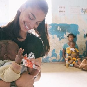 Tatiana Silva est en mission pour l'Unicef dans le sud de Madagascar en Avril 2023. Centre de santé de Sampiona, Vorila 8 mois, dans les bras de Tatiana prenant son traitement nutritif à base de pate d’arachides, le plumpy’nut jusqu’à ce qu’il récupère un poids normal pour son âge. © Arnaud Juherian / Unicef via Bestimage