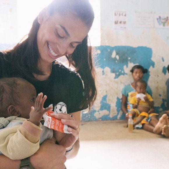 Tatiana Silva est en mission pour l'Unicef dans le sud de Madagascar en Avril 2023. Centre de santé de Sampiona, Vorila 8 mois, dans les bras de Tatiana prenant son traitement nutritif à base de pate d’arachides, le plumpy’nut jusqu’à ce qu’il récupère un poids normal pour son âge. © Arnaud Juherian / Unicef via Bestimage