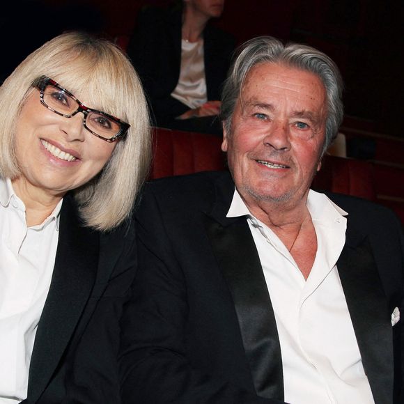 Mireille Darc, disparue en 2017, n’était pas seulement une icône du cinéma français ou l’ex-compagne d’Alain Delon. Elle était aussi profondément humaine, généreuse.

Alain Delon et Mireille Darc le 4 mai 2013 à Cannes, France.