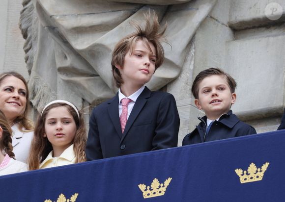 Mais le cliché qui accompagnait ce message n'a pas pu aux internautes car il était flou.

Prince Oscar, princesse Madeleine (la princesse Madeleine de Suède), prince Nicolas, princesse Adrienne lors de la parade traditionnelle d'anniversaire célébrant les 79 ans du roi de Suède dans la cour du palais royal de Stockholm, en Suède, le 30 avril 2025. © Dana Press / Bestimage