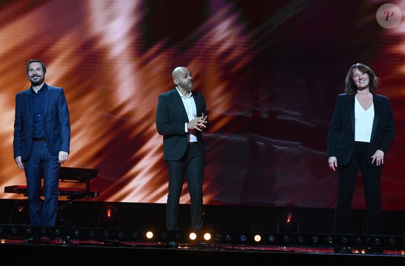 Exclusif - Régis Mailhot, Frédérick Sigrist et Anne Roumanoff - Anne Roumanoff fête ses 35 ans de carrière avec le spectacle "Anne Roumanoff & Co s'amusent" à l'Olympia de Paris le 4 décembre 2022. © Coadic guirec/Bestimage