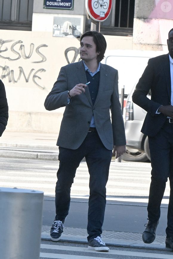 Alain-Fabien Delon assiste son passage en audience, dans le procès l'opposant à sa soeur A.Delon, devant la 17ème chambre correctionnelle du tribunal judiciaire de Paris, le 17 mars 2026. 

Agence / Bestimage