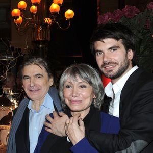 A 83 ans, Serge Lama a décidé de ne plus se produire sur scène pour des raisons de santé mais aussi pour privilégier un quotidien auprès de ses proches...

Serge Lama, son ex-femme Michèle Chauvier et leur fils Frédéric Lama au restaurant "Le Grand Colbert" à Paris. Le 11 février 2013 Crédit Daniel Angeli / Bestimage