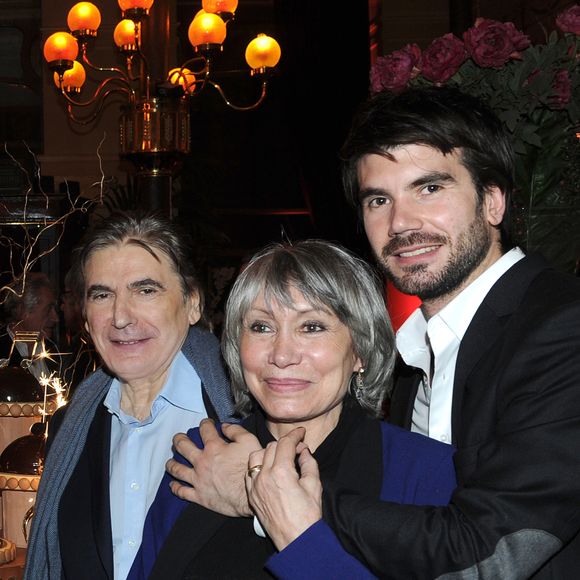 A 83 ans, Serge Lama a décidé de ne plus se produire sur scène pour des raisons de santé mais aussi pour privilégier un quotidien auprès de ses proches...

Serge Lama, son ex-femme Michèle Chauvier et leur fils Frédéric Lama au restaurant "Le Grand Colbert" à Paris. Le 11 février 2013 Crédit Daniel Angeli / Bestimage