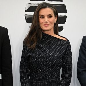 Pour l'événement, la maman de la princesse Leonor et de l'infante Sofia a misé sur une audacieuse robe noire dotée de discrètes coutures blanches qui ornaient le tissu. 

La reine Letizia d’Espagne préside la commémoration du 35ème anniversaire de "El Mundo" et la remise de la 22ème édition des Prix Internationaux du journal à Madrid, le 5 décembre2024. 
© José Oliva / EuropPress / Bestimage