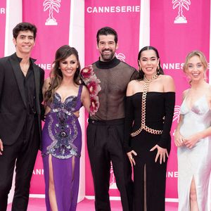 Quique Gonzalez, Monica Cruz, Miguel Angel Munoz, Beatriz Luengo et Monica Mara posent sur le tapis rose lors du 6e Festival international de Canneseries, le 15 avril 2023 à Cannes, en France. .  Photo de David Niviere/ABACAPRESS.COM