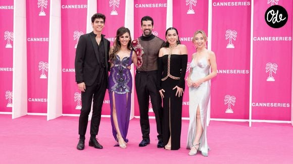 Quique Gonzalez, Monica Cruz, Miguel Angel Munoz, Beatriz Luengo et Monica Mara posent sur le tapis rose lors du 6e Festival international de Canneseries, le 15 avril 2023 à Cannes, en France. .  Photo de David Niviere/ABACAPRESS.COM